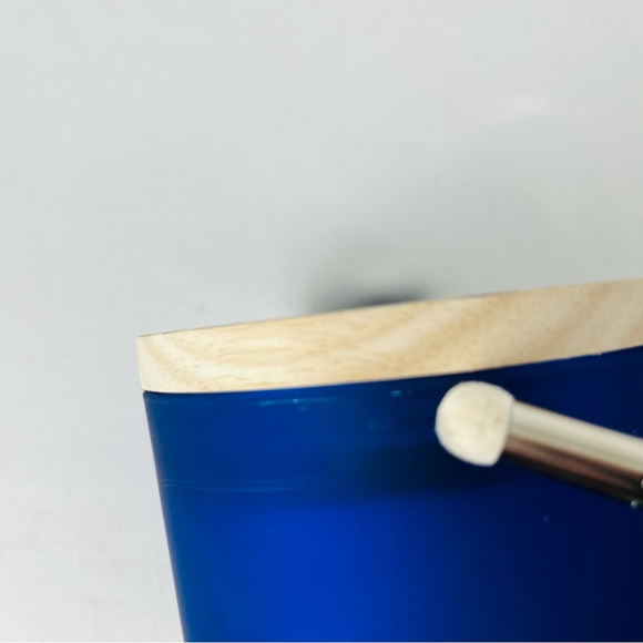 NWT Sand + Fog Ocean Mist Candle 2 Wick 12oz Blue Jar Ocean Wave Wood Lid - Picture 6 of 9